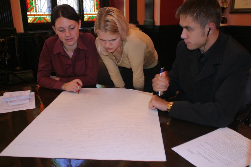 Latvijas Studentu apvienības organizētais projekts 'Studējošo nobalsošanas izspēle par Latvijas iestāšanos Eiropas Savienībā'. Balsu skaitīšana.