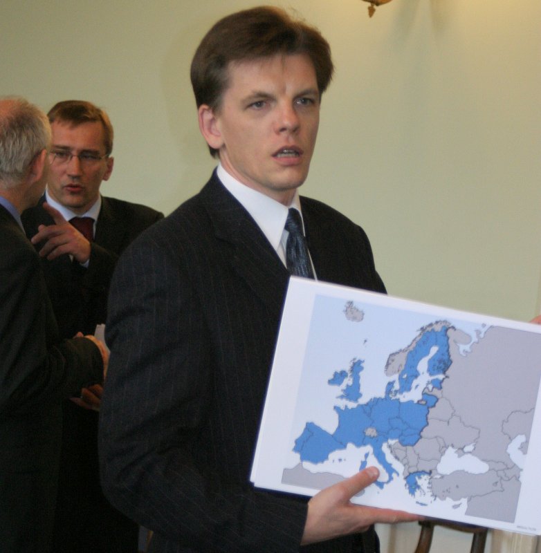 Igaunijas premjerministrs Juhans Parts viesojas LU, lai tiktos ar studentiem un mācībspēkiem, lai diskutētu par iestāšanos Eiropas Savienībā. LR ministru prezidents Einars Repše.