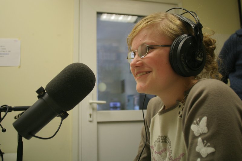Septembra Studentu students Dace Kazāka (SZF politologu 1. kurss) radio 'Naba' studijā. null