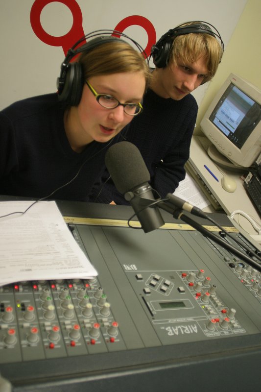 no kr.: Anna un Artūrs, radio 'Naba' raidījumu vadītāji. null