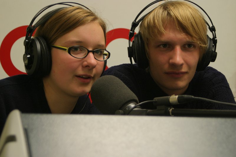 no kr.: Anna un Artūrs, radio 'Naba' raidījumu vadītāji. null