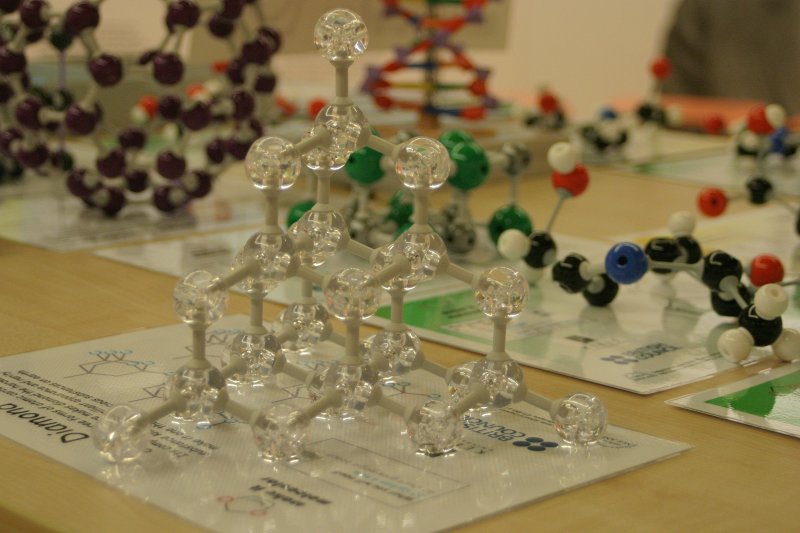 Izstāde 'DNS 50” LU muzeja izstāžu zālē. Dimanta molekulas modelis.