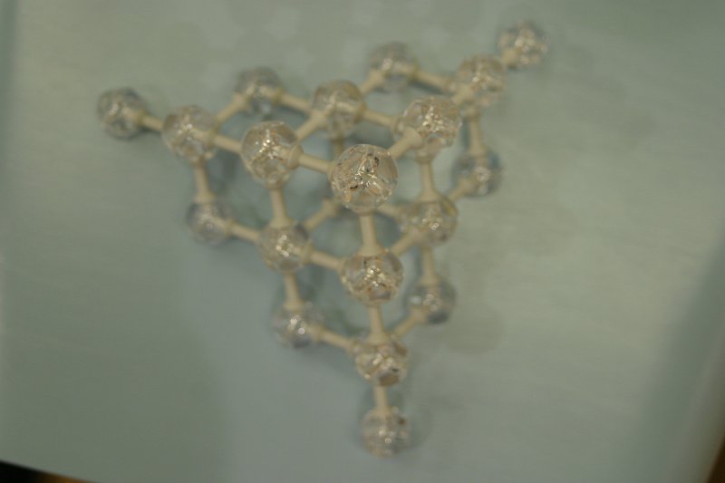 Izstāde 'DNS 50” LU muzeja izstāžu zālē. Dimanta molekulas modelis.