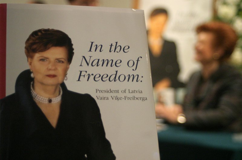 Profesores Ausmas Cimdiņas grāmatas par Latvijas Valsts prezidenti „In the Name of Freedom” prezentācija. Grāmatas vāks.