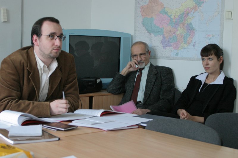 Bakalaura darbu aizstāvēšana LU MVF Āzijas studiju nodaļā. No kreisās: Kaspars Eihmanis, lektors; Viktors Ivbulis, profesors; Ilze Paegle, lektore.