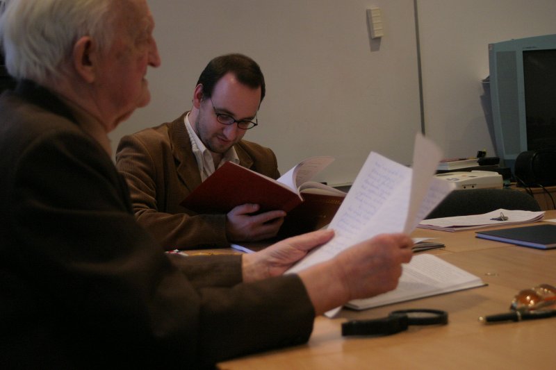Bakalaura darbu aizstāvēšana LU MVF Āzijas studiju nodaļā. No kreisās: Edgars Katajs, asistents; Kaspars Eihmanis, lektors.