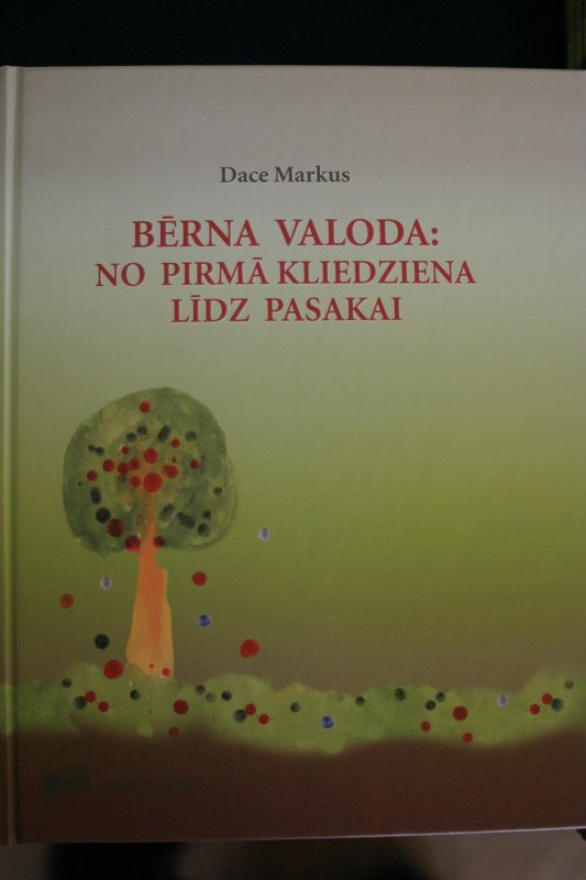 Prof. Daces Markus grāmatas 'Bērna valoda: no pirmā kliedziena līdz pasakai' atvēršana. Grāmatas vāks.