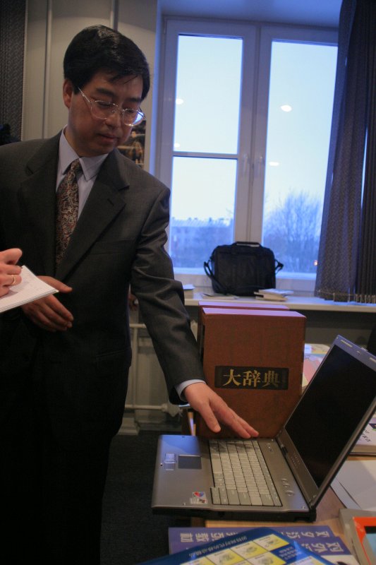 Ķīnas Tautas Republikas vēstniecība dāvina LU MVF Orientālistikas nodaļai datortehniku un grāmatas. ĶTR vēstnieks Latvijā Czi Janči (<em>Ji Yanchi</em>).