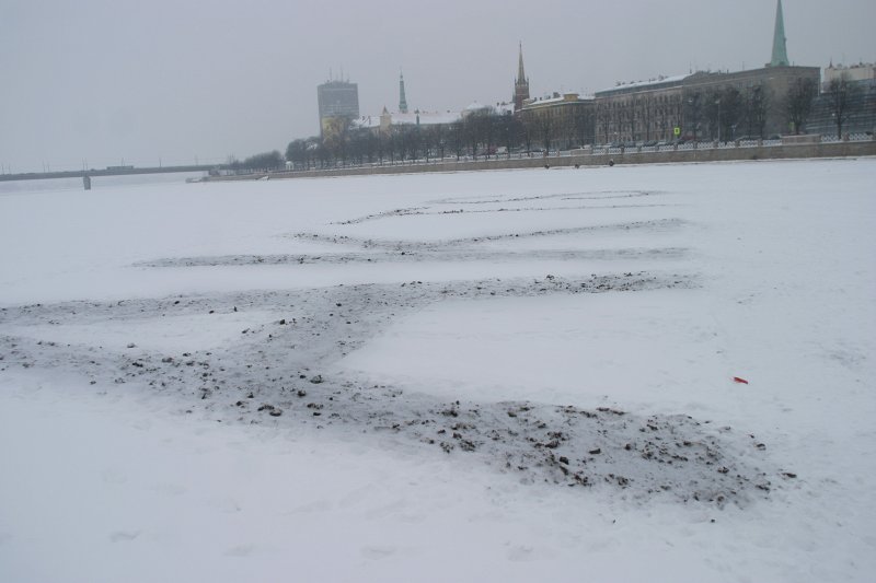 Latvijas Mākslas akadēmijas un LU FMF studentu veidotais uzraksts 'AKTS' uz Daugavas ledus. null