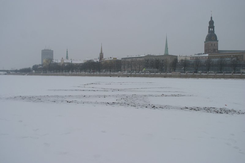 Latvijas Mākslas akadēmijas un LU FMF studentu veidotais uzraksts 'AKTS' uz Daugavas ledus. null