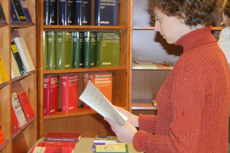 LU Moderno valodu fakultātes Ģermānistikas nodaļa saņem grāmatu dāvinājumu no Vācijas vēstniecības. null