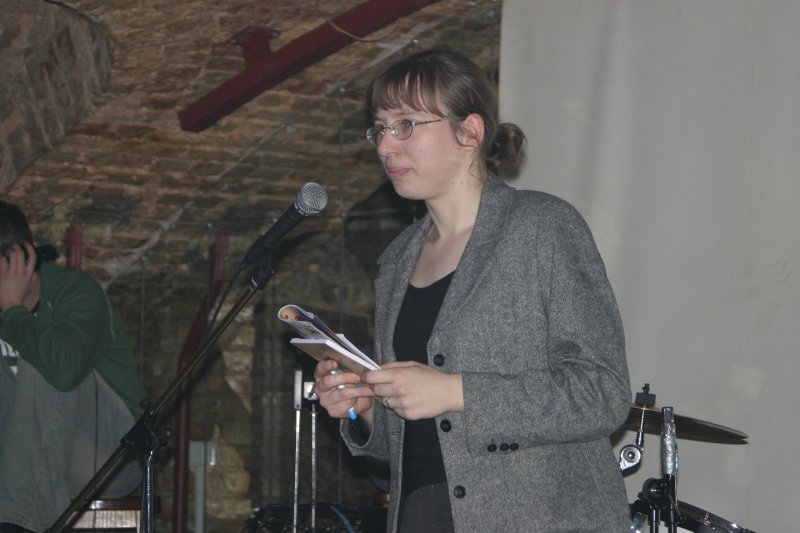 Studentu literārā žurnāla 'Vārti' 5. numura prezentācija 'Mīts par bibliotēku' Latvijas Mūzikas akadēmijas studentu klubā. Žurnāla redaktore (viena no) Ilze Sperga.