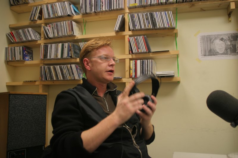 Endijs Fletčers ( Andy Fletcher) no grupas 'Depeche Mode' radio 'Naba' studijā. null