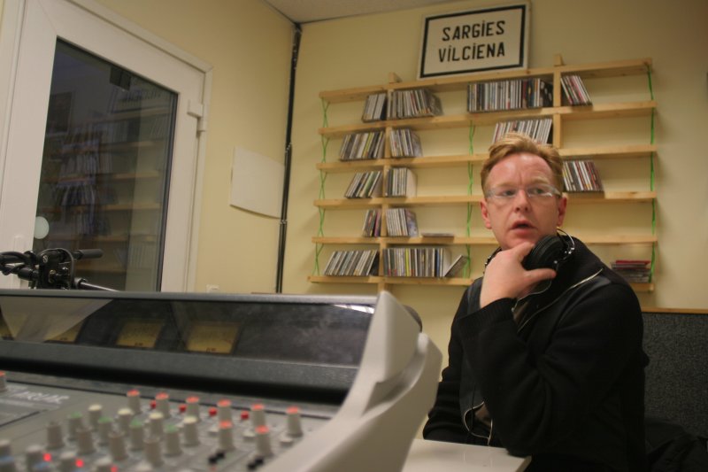 Endijs Fletčers ( Andy Fletcher) no grupas 'Depeche Mode' radio 'Naba' studijā. null