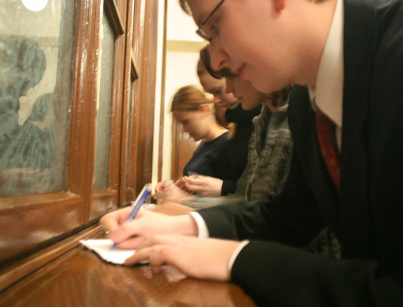 LU Studentu padomes sēde. Balsu skaitīšana. Priekšplānā - Sergejs Seņkāns.