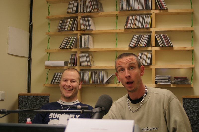 Grupas Clawfinger dalībnieki radio 'Naba' studijā. No kr.: taustiņinstrumentālists Jocke Skog un solists Zak Tell.