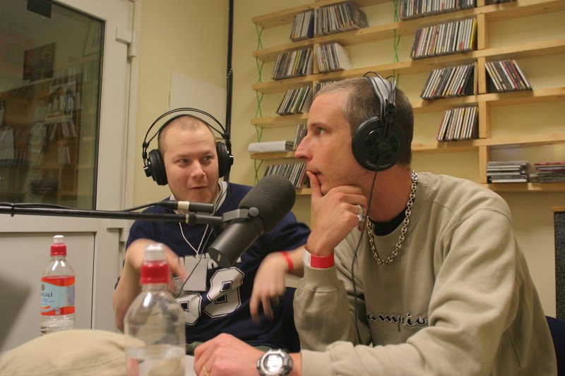 Grupas Clawfinger dalībnieki radio 'Naba' studijā. No kr.: taustiņinstrumentālists Jocke Skog un solists Zak Tell.