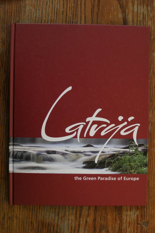 'Latvija. The Green Paradise of Europe' Grāmatas vāks.