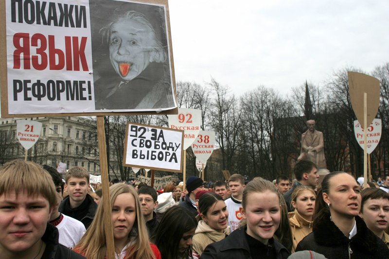Krievu skolu aizstāvības štāba rīkots vispārējs skolu protesta streiks pret mazākumtautību izglītības reformu (Esplanādē). null