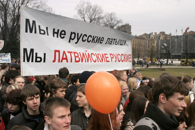 Krievu skolu aizstāvības štāba rīkots vispārējs skolu protesta streiks pret mazākumtautību izglītības reformu (Esplanādē). null