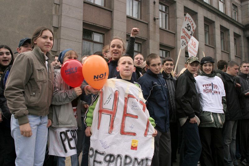 Krievu skolu aizstāvības štāba rīkots vispārējs skolu protesta streiks pret mazākumtautību izglītības reformu (pie Ministru kabineta). null