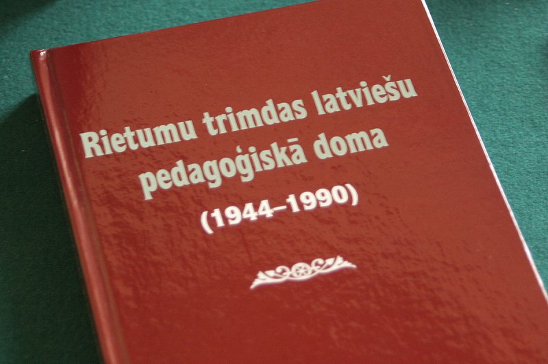 Grāmatas 'Rietumu trimdas latviešu pedagoģiskā doma (1944-1990)' svinīgā atvēršana. Grāmatas vāks.