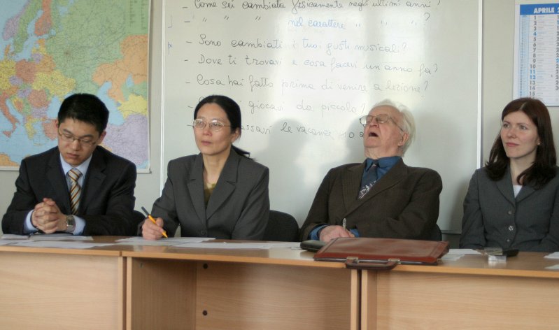 1. Ķīniešu valodas runas konkurss LU Moderno valodu fakultātē. Komisijas locekļi (no kr.):  Džou Hunjou, Vana Šaņa, Edgars Katajs, Ligita Jurkāne.