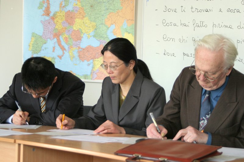 1. Ķīniešu valodas runas konkurss LU Moderno valodu fakultātē. Komisijas locekļi (no kr.):  Džou Hunjou, Vana Šaņa, Edgars Katajs.