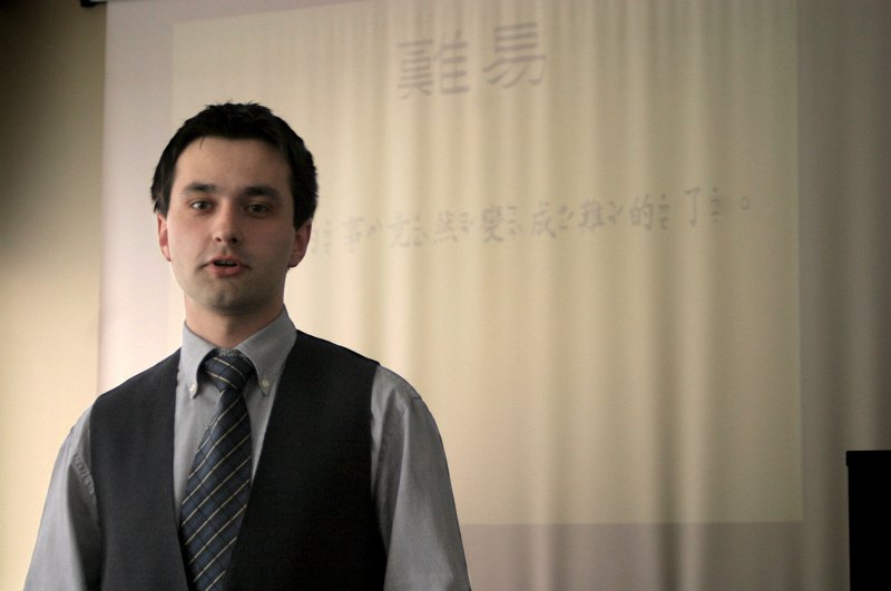 1. Ķīniešu valodas runas konkurss LU Moderno valodu fakultātē. Konkursa dalībnieks Aleksandrs Novikovs (LU SZF Politikas zinātnes BSP 1. kurss).