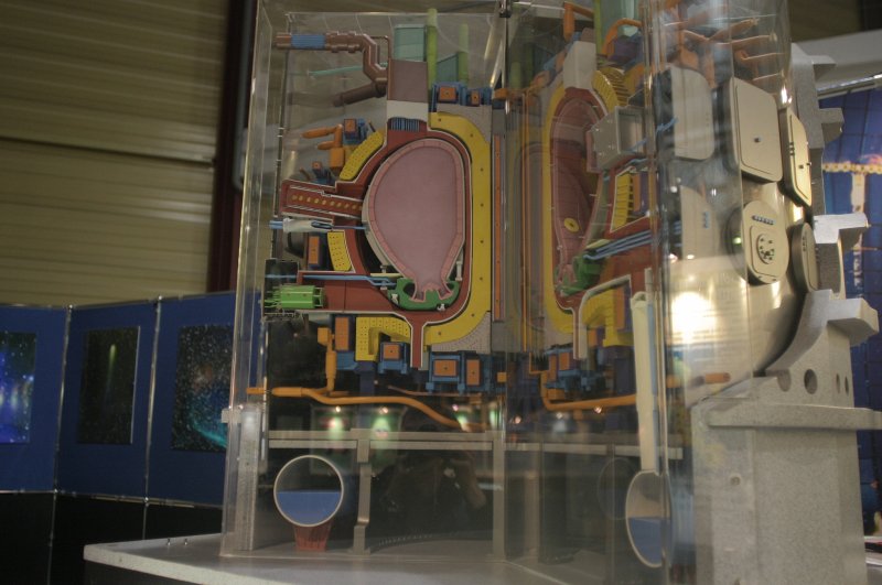 Izstāde 'Kodolsintēze - nākotnes enerģijas avots'. ITER tokamaka makets.