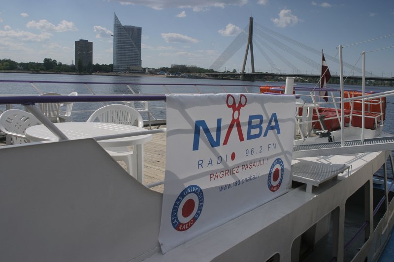 Radio 'Naba' reklāmas karogs uz kuģīša 'Vecrīga' null