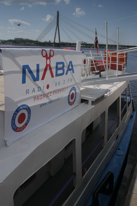 Radio 'Naba' reklāmas karogs uz kuģīša 'Vecrīga' null