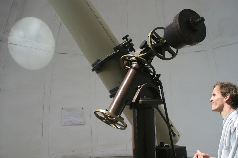 LU observatorijā novēro Venēras pāriešanu pār Saules disku. Augšpusē pa kreisi redzama Saules attēla projekcija uz observatorijas kupola sienas. Venēra redzama kā mazs melns punktiņš Saules diska kreisajā malā.