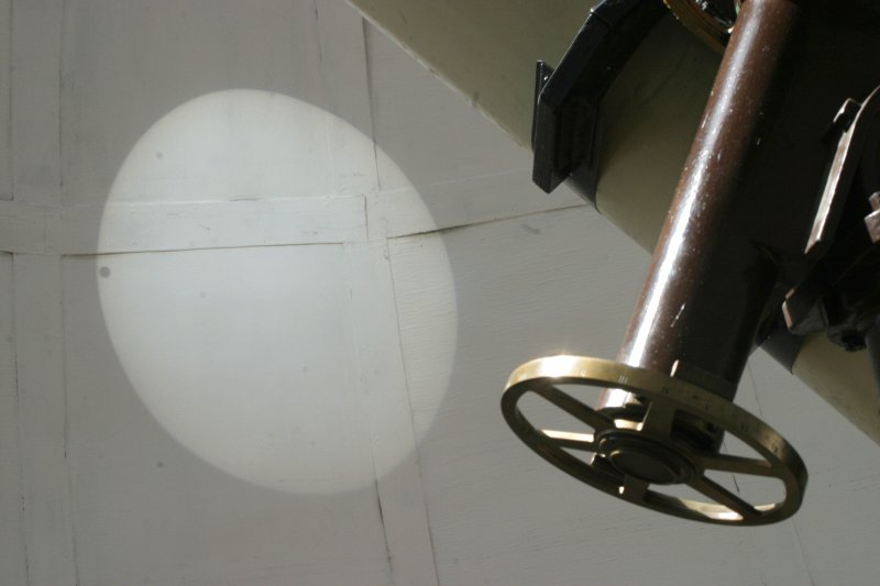 LU observatorijā novēro Venēras pāriešanu pār Saules disku. Pa kreisi redzama Saules attēla projekcija uz observatorijas kupola sienas. Venēra redzama kā mazs melns punktiņš Saules diska kreisajā malā.