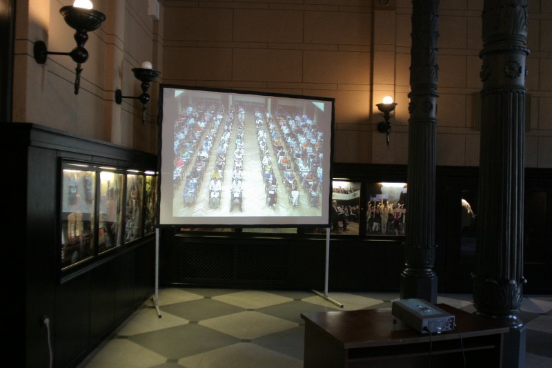Iestājeksāmena Juridiskajā fakultātē tiešraide no Lielās aulas uz ekrāna LU galvenās ēkas vestibilā. null