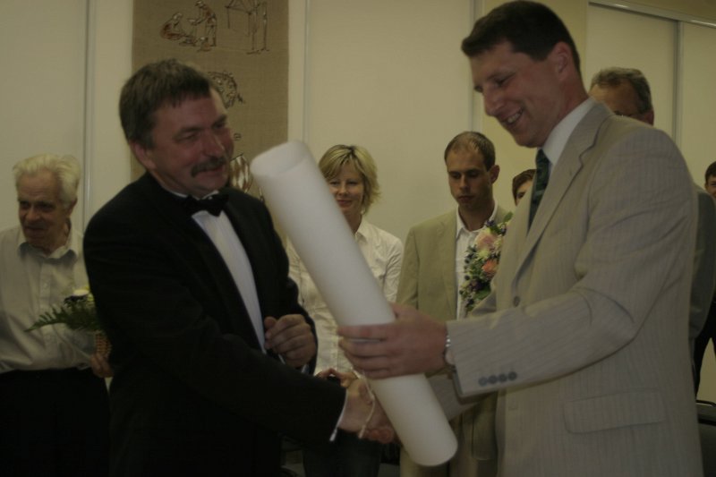 Tartu universitāte. Prof. Indriķis Muižnieks (pa kreisi) un Raimonds Vējonis.