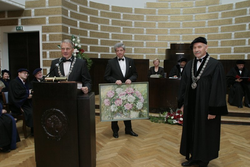 LU 85. gadskārtai veltītā Senāta svinīgā sēde. Rīgas Tehniskās universitātes rektora prof. Ivara Knēta (pa kreisi) apsveikum