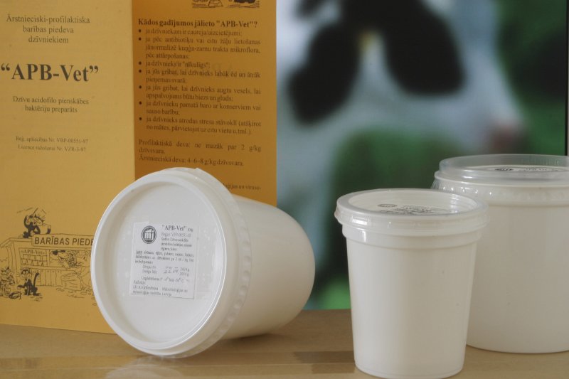 APB-Vet LU A. Kirhenšteina Mikrobioloģijas un virusoloģijas institūta izstrādāts
dzīvu acidofilo pienskābes baktēriju preparāts
(ārstnieciski profilaktiska barības piedeva dzīvniekiem).