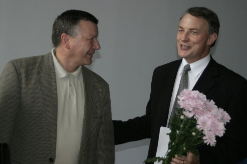 Jaunzēlandes ārlietu un tirdzniecības ministrs Fils Gofs (Phil Goff) viesojas LU Sociālo zinātņu fakultātē. Lekcija “Jaunzēlandes loma starptautiskajā politikā. Nākotnes perspektīvas”. No kr.: asociētais profesors Andris Runcis un Fils Gofs.