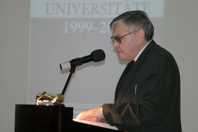 LU 85. gadadienai veltīta izstāde „Latvijas Universitātes sasniegumi pēc Latvijas Republikas neatkarības atjaunošanas”. Ojārs Judrups