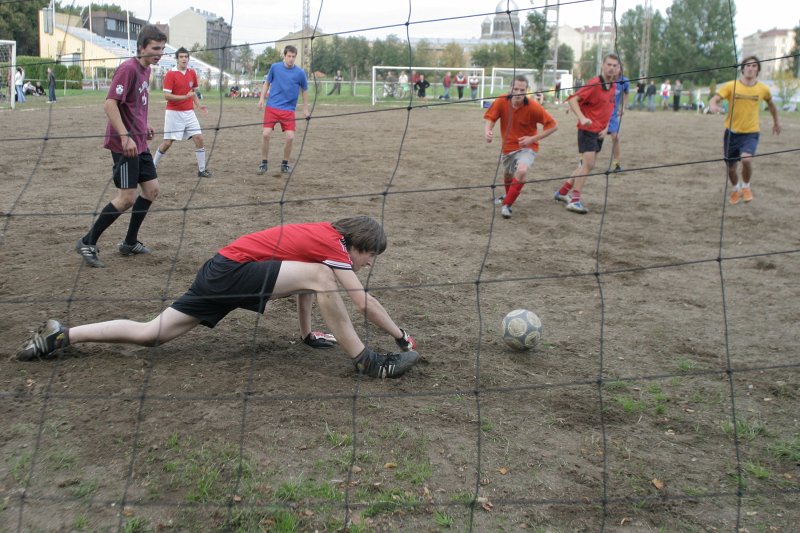 LU Futbola diena. Spēle starp komandām 'Pūrē āboli nesalst' (Pedagoģijas un psiholoģijas fakultāte) un 'DOOSO' (ārzemju studenti).