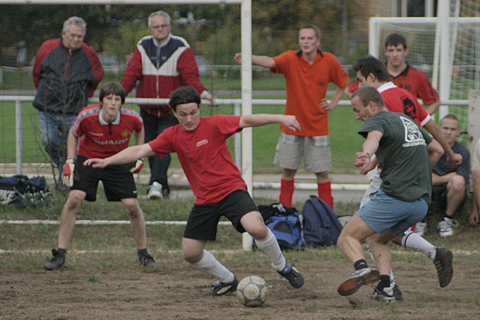 LU Futbola diena. Spēle starp komandām 'Pūrē āboli nesalst' (Pedagoģijas un psiholoģijas fakultāte) un 'DOOSO' (ārzemju studenti).