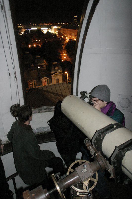 Zvaigžņu vērošana LU astronomiskajā tornī. null