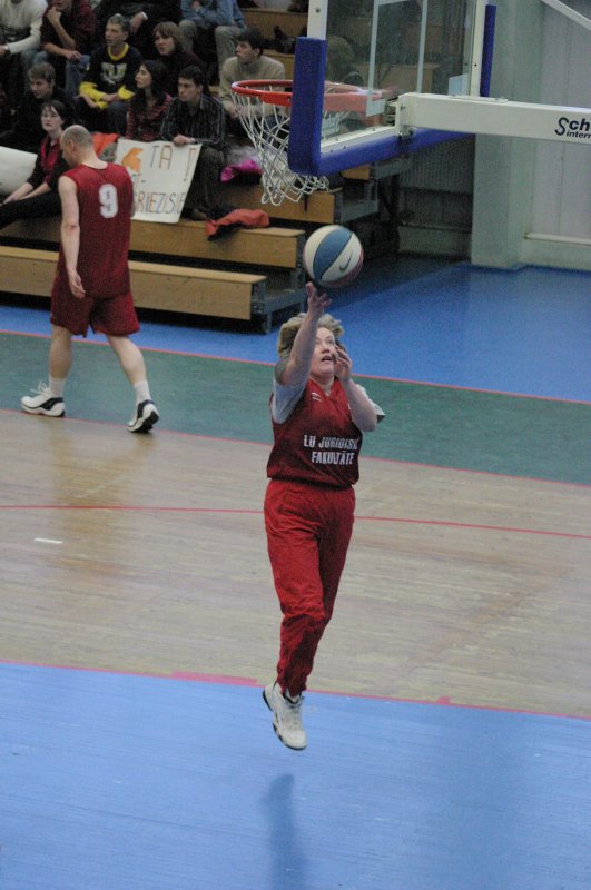 Basketbola spēle starp LU Juridiskās fakultātes mācībspēkiem un studentiem (Hanzas vidusskolas sporta zālē). LU JF lektore Elita Nīmande.