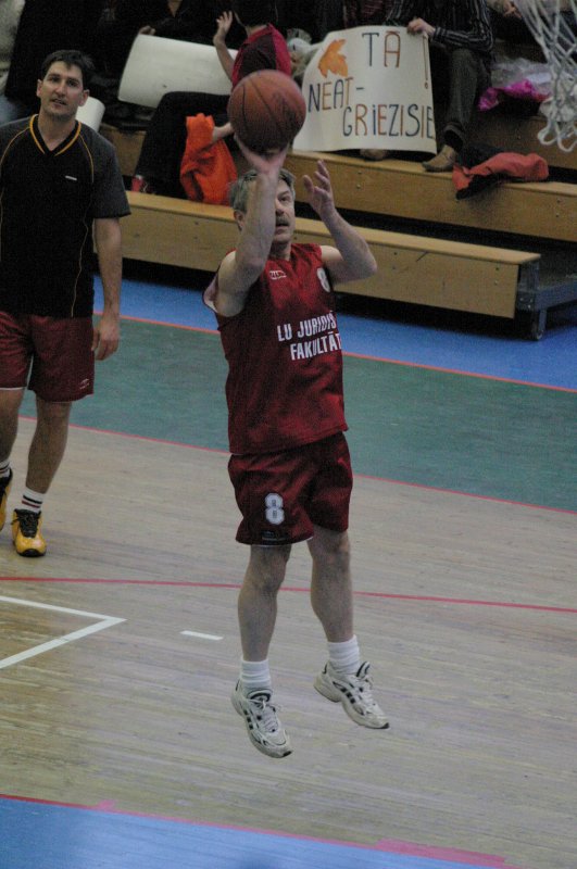 Basketbola spēle starp LU Juridiskās fakultātes mācībspēkiem un studentiem (Hanzas vidusskolas sporta zālē). LU kanclers Pāvels Fricbergs.