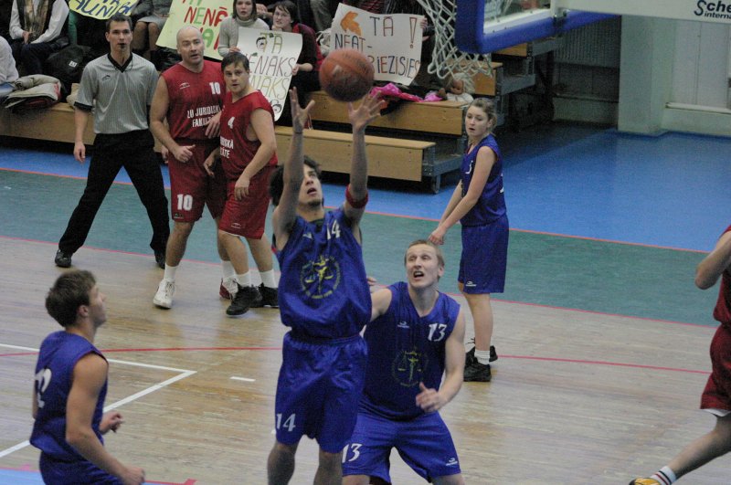 Basketbola spēle starp LU Juridiskās fakultātes mācībspēkiem un studentiem (Hanzas vidusskolas sporta zālē). null