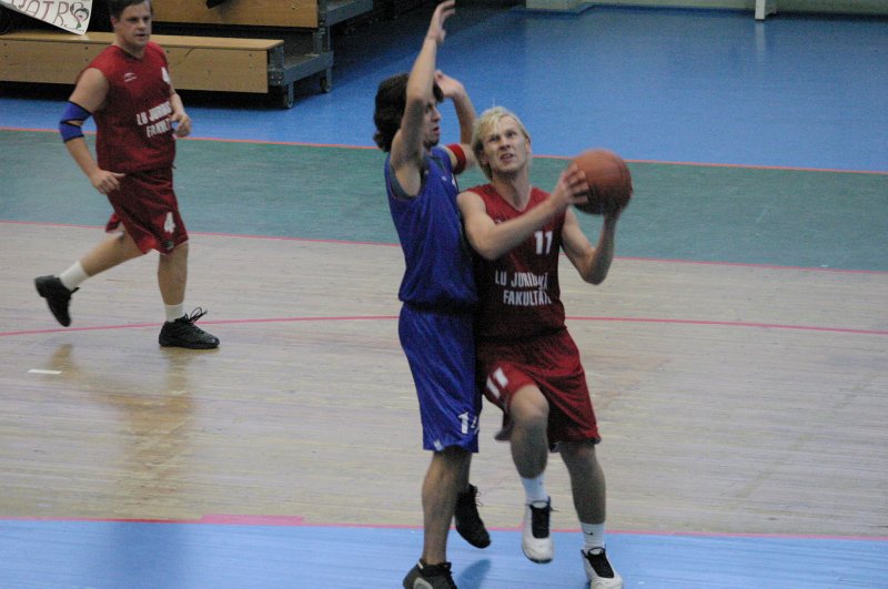 Basketbola spēle starp LU Juridiskās fakultātes mācībspēkiem un studentiem (Hanzas vidusskolas sporta zālē). null