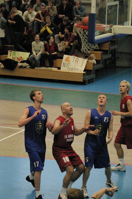 Basketbola spēle starp LU Juridiskās fakultātes mācībspēkiem un studentiem (Hanzas vidusskolas sporta zālē). null