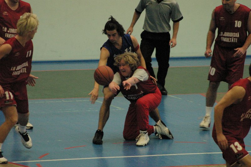 Basketbola spēle starp LU Juridiskās fakultātes mācībspēkiem un studentiem (Hanzas vidusskolas sporta zālē). null