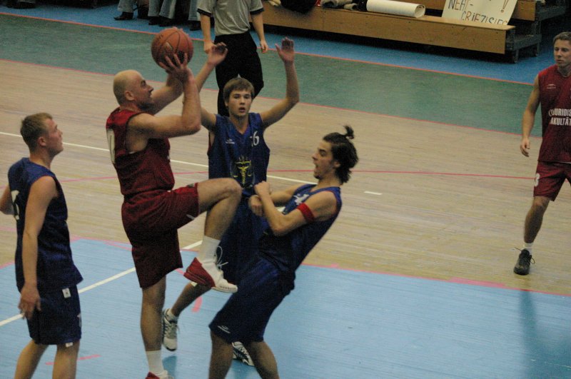 Basketbola spēle starp LU Juridiskās fakultātes mācībspēkiem un studentiem (Hanzas vidusskolas sporta zālē). null